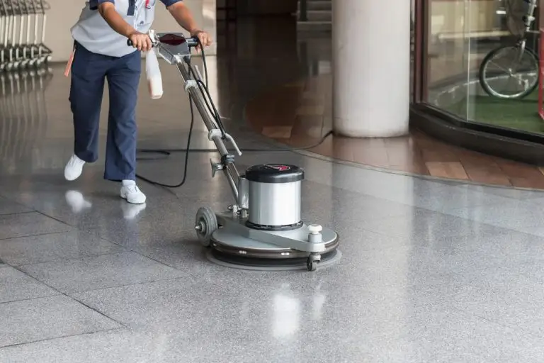 Intervenant avec machine rotative - Maaders Nettoyage