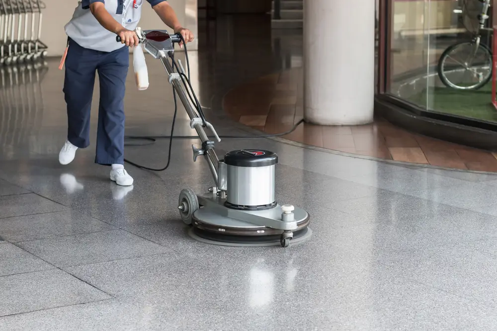 Intervenant avec machine rotative - Maaders Nettoyage