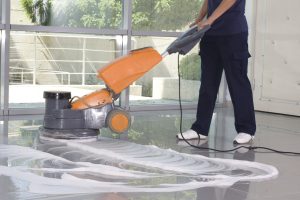 Intervenant avec machine rotative - lavage de sol - Maaders Nettoyage